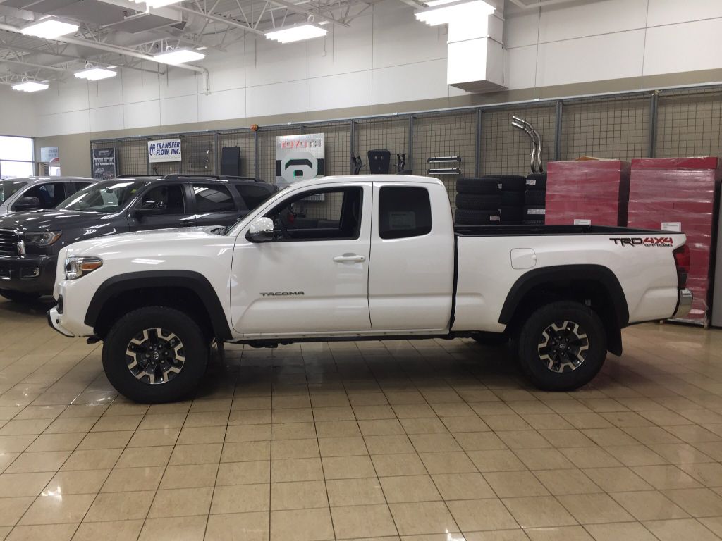 automobiles-new-2018-toyota-tacoma-1255336-left-side-photo-Image.jpg