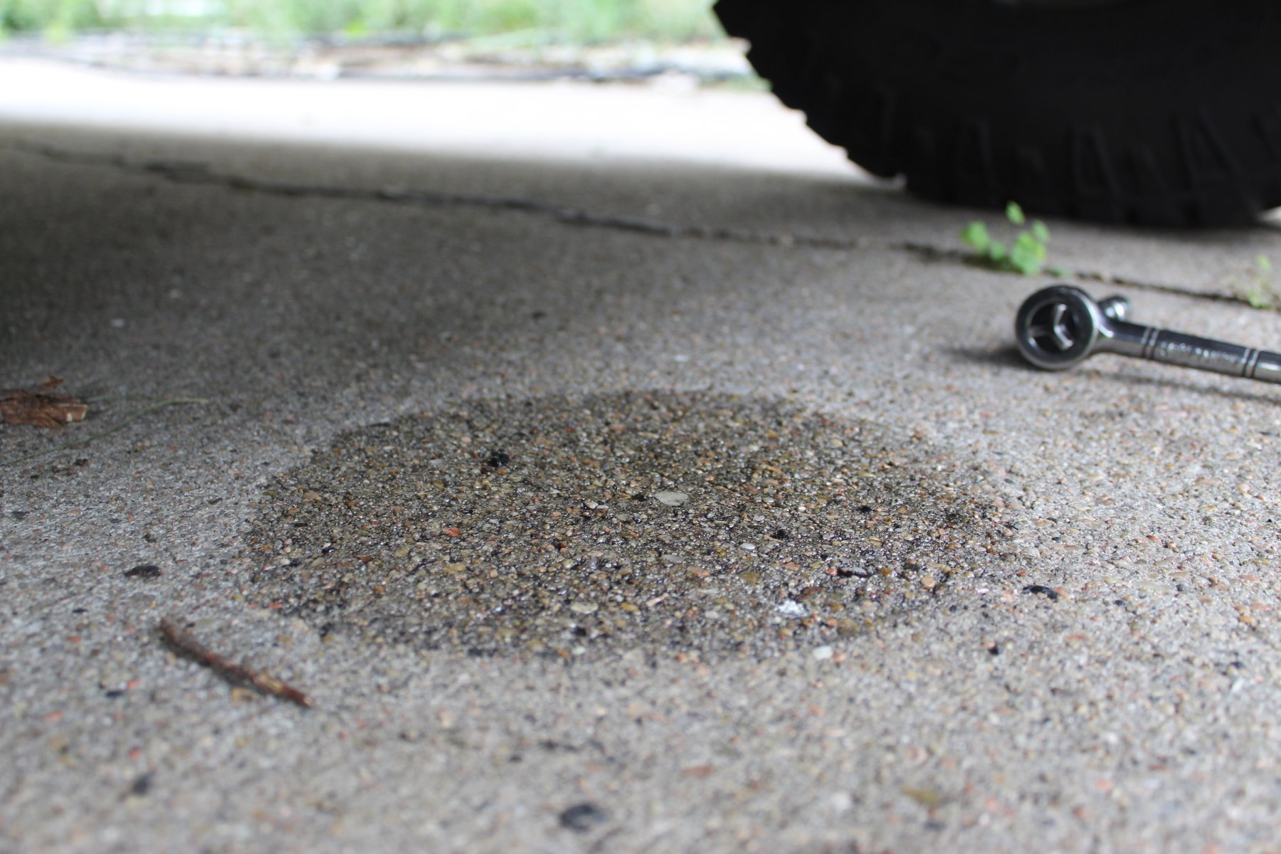 oil plug leak on driveway ~ 3.JPG