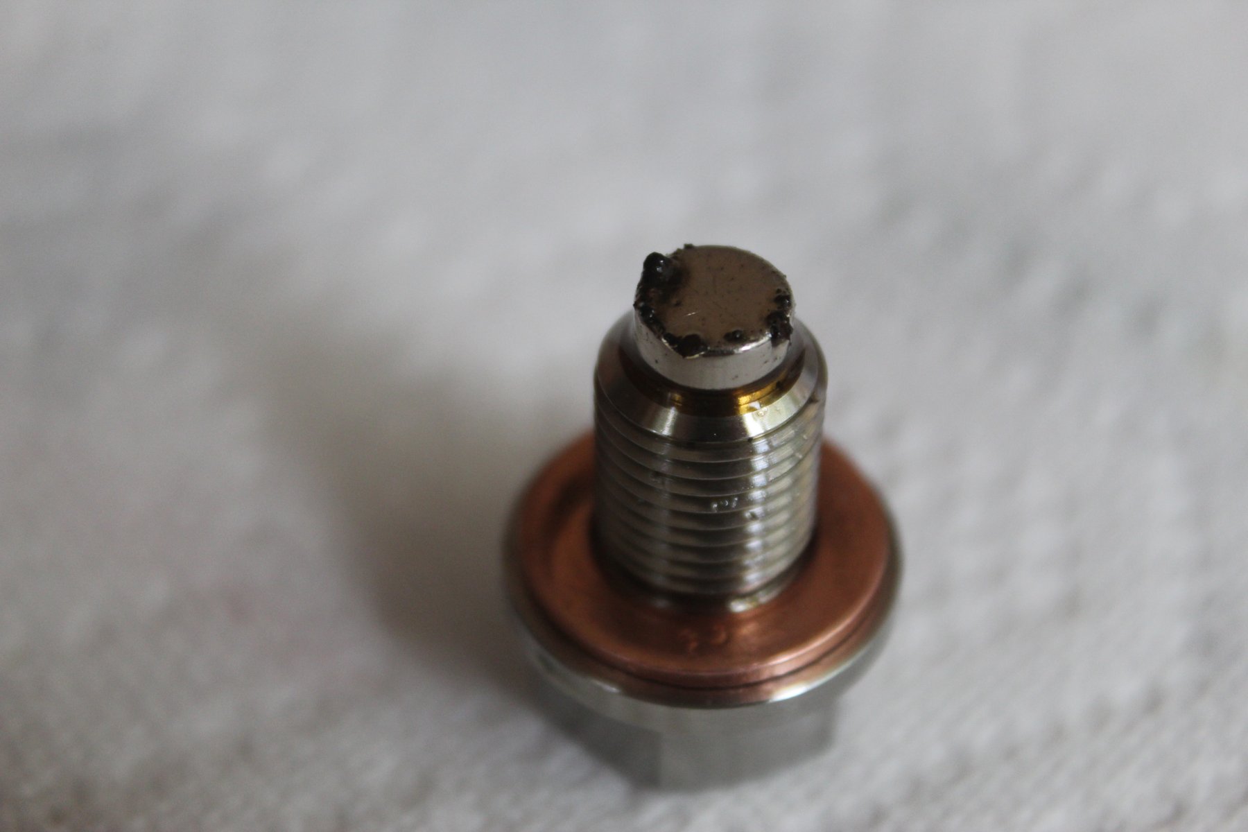 metal pieces on magnetic oil drain plug.JPG